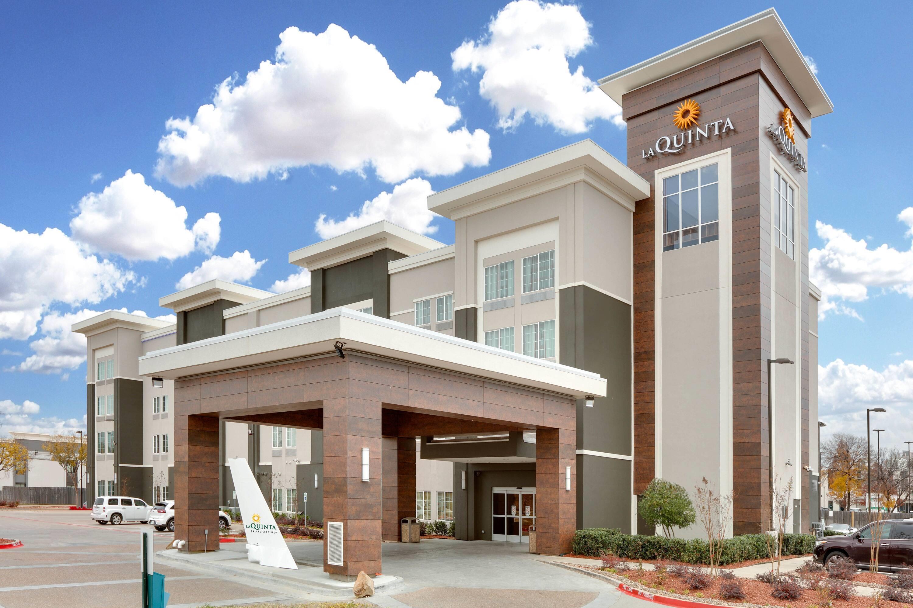 Exterior | La Quinta Inn & Suites by Wyndham Dallas Love Field