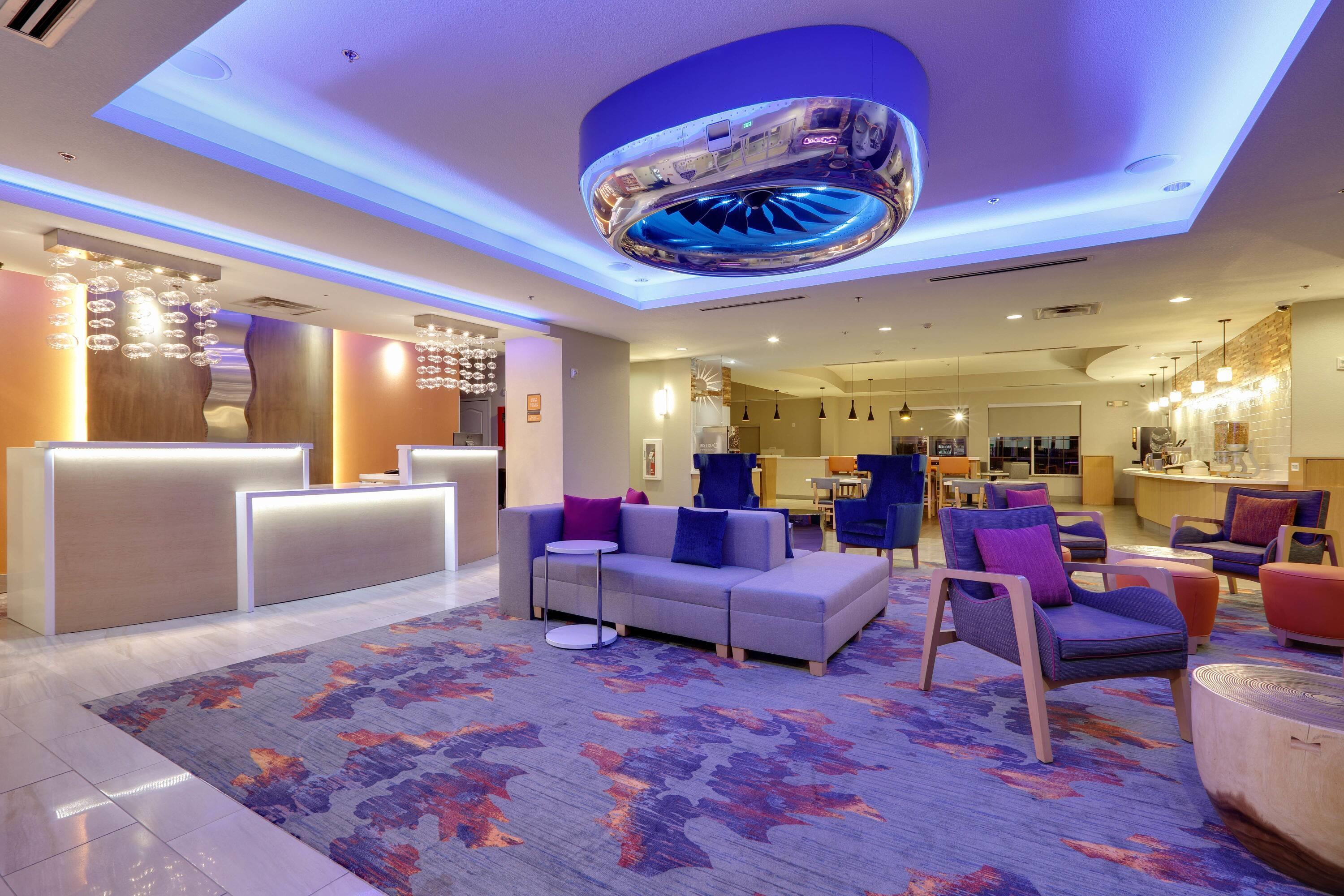 Lobby | La Quinta Inn & Suites by Wyndham Dallas Love Field