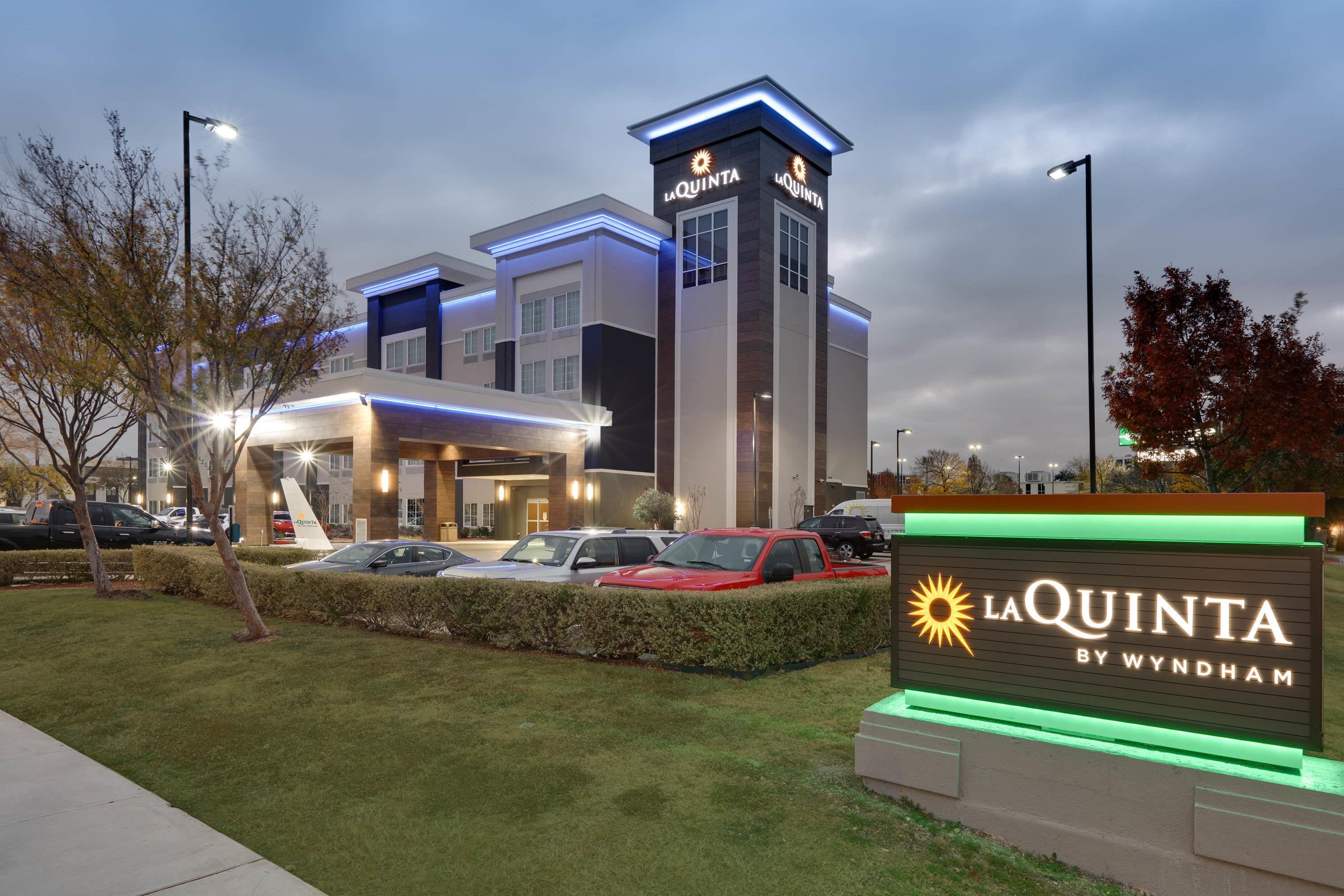 Exterior | La Quinta Inn & Suites by Wyndham Dallas Love Field