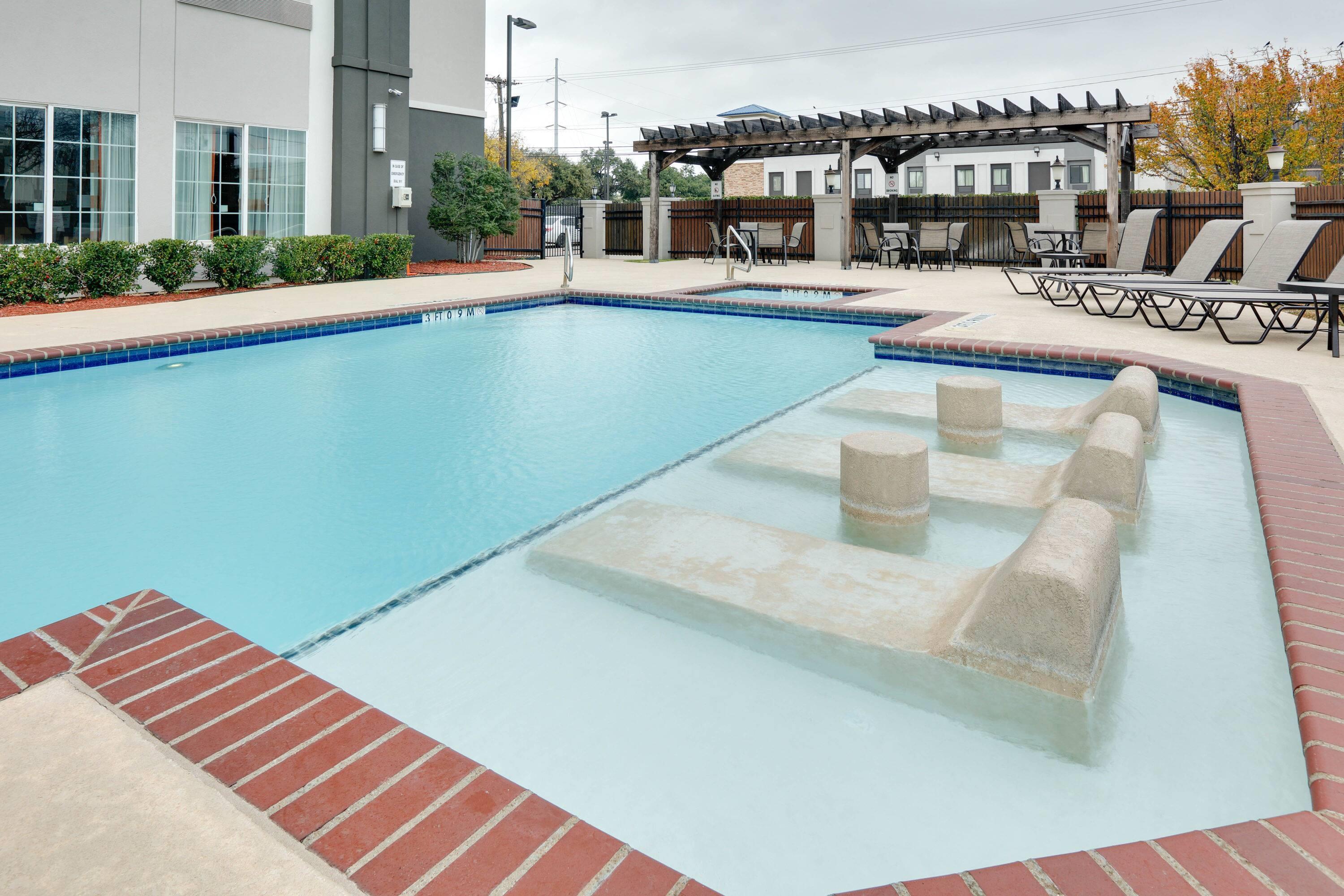 Pool | La Quinta Inn & Suites by Wyndham Dallas Love Field