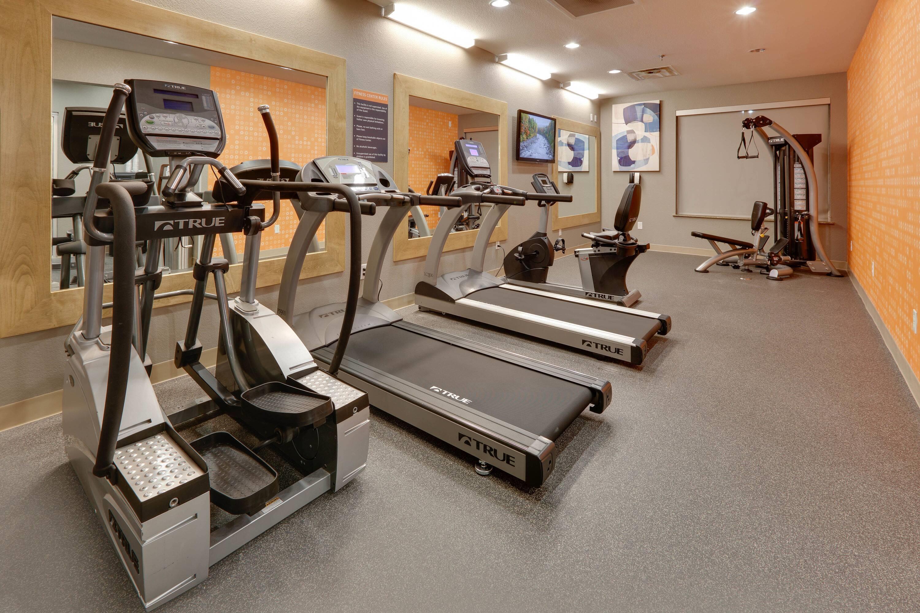 Health club fitness center gym | La Quinta Inn & Suites by Wyndham Dallas Love Field