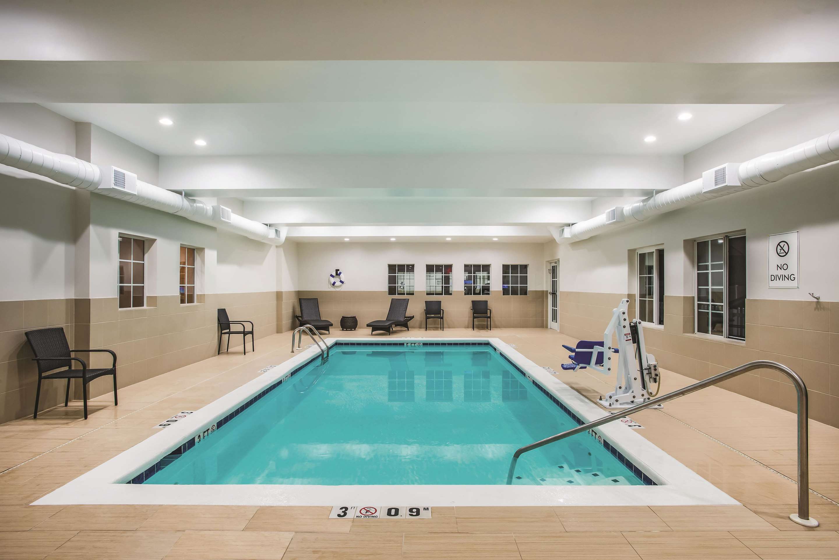 Pool | La Quinta Inn & Suites by Wyndham Chambersburg