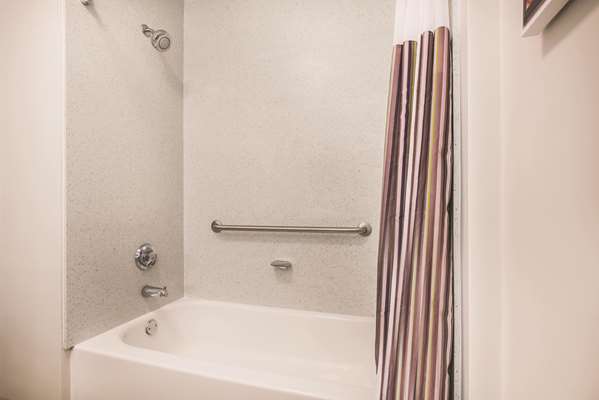  - La Quinta Inn & Suites Chambersburg - I-81, Exit 16