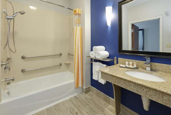  - La Quinta Inn & Suites Denton - I-35, Exit 469