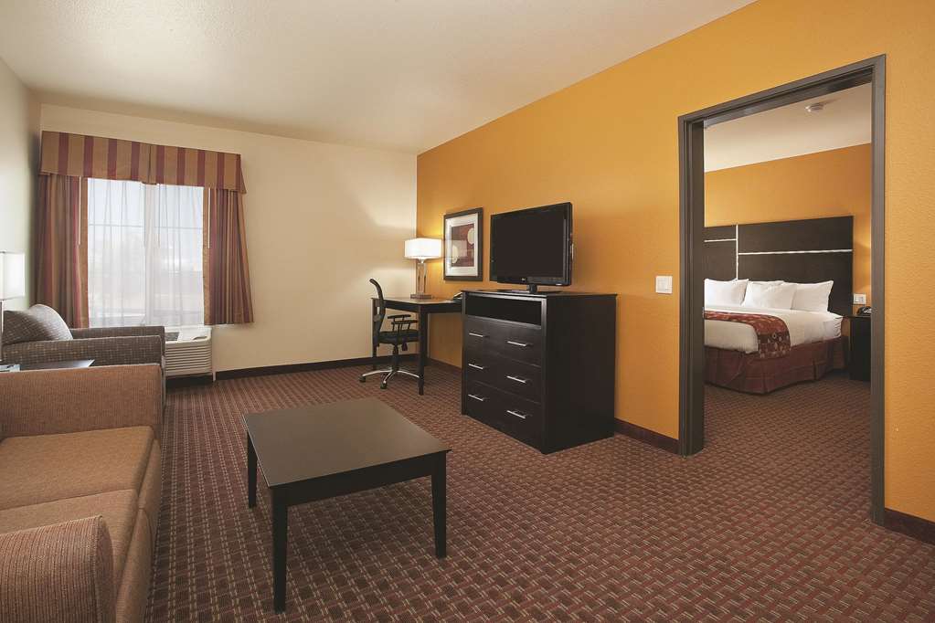 La Quinta Inn & Suites by Wyndham Denver Gateway Park - Tap to explore photos