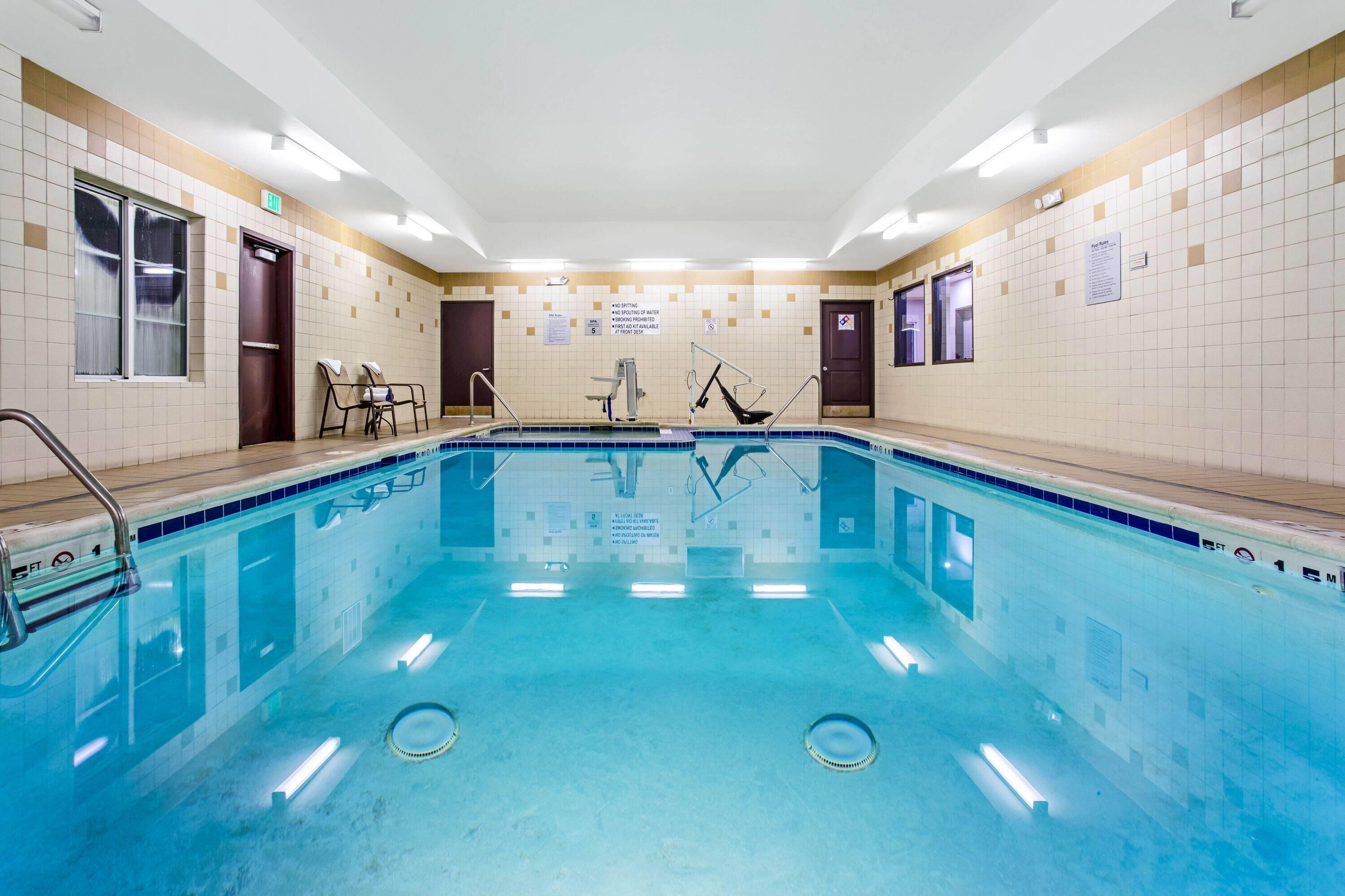 Pool | La Quinta Inn & Suites by Wyndham Denver Gateway Park