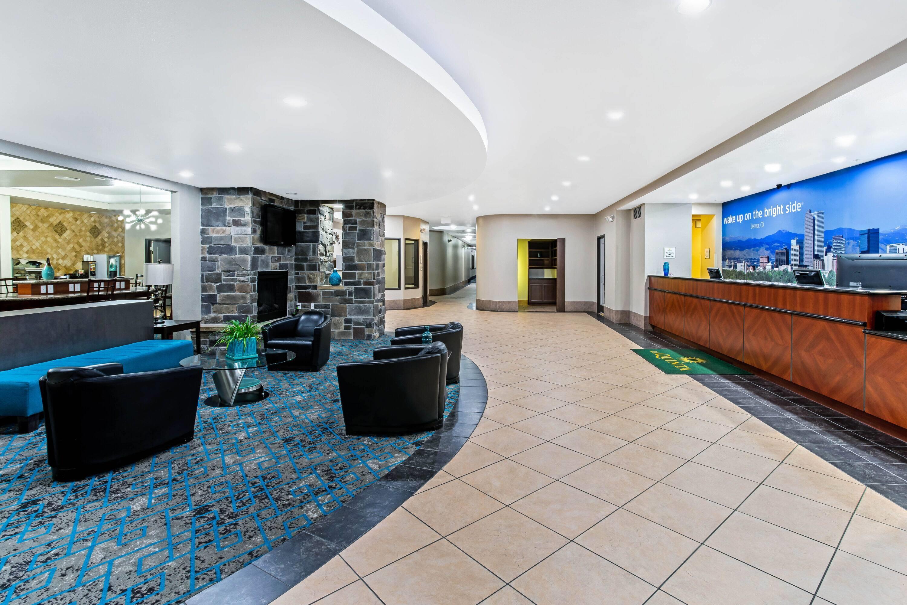Lobby | La Quinta Inn & Suites by Wyndham Denver Gateway Park
