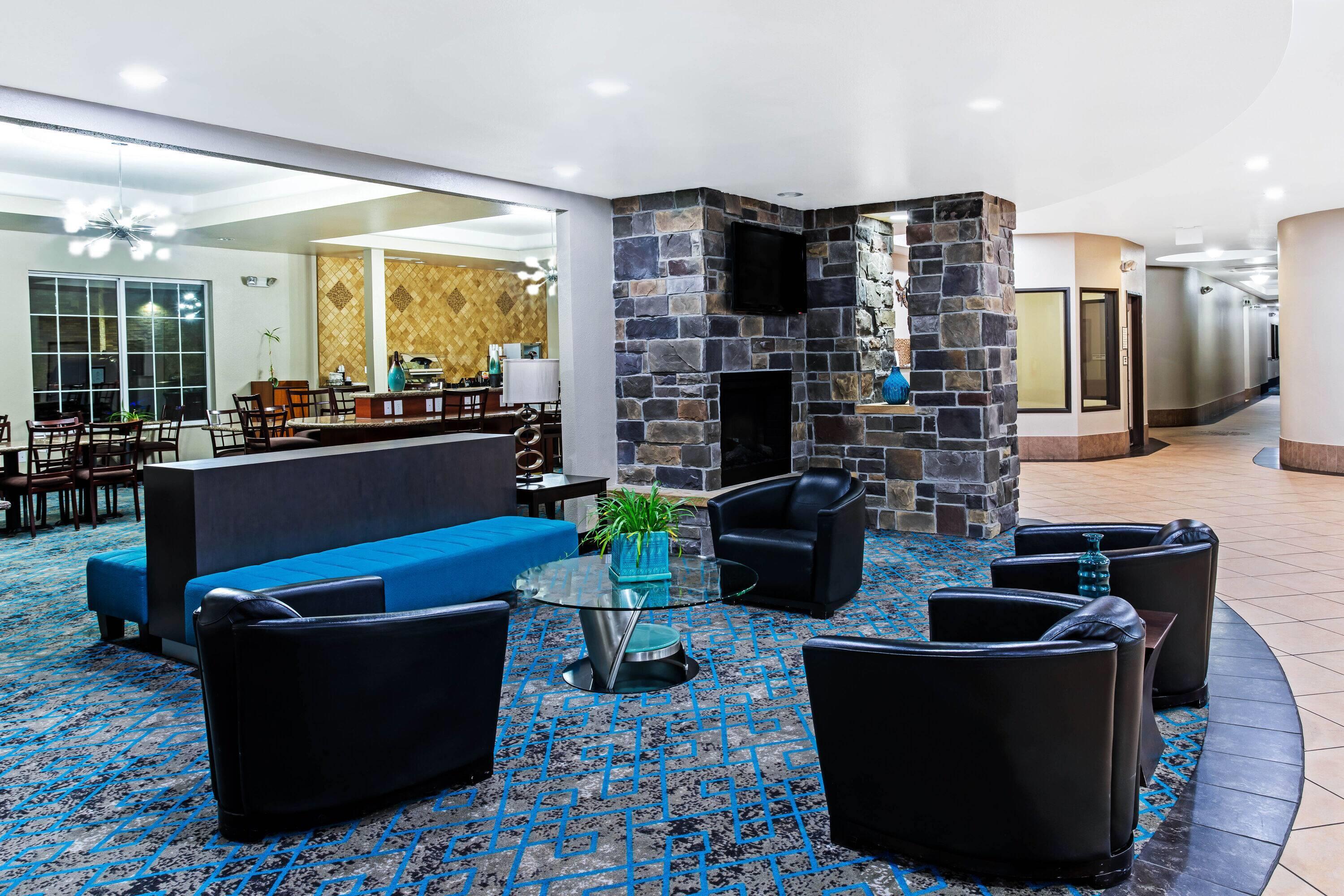 Lobby | La Quinta Inn & Suites by Wyndham Denver Gateway Park