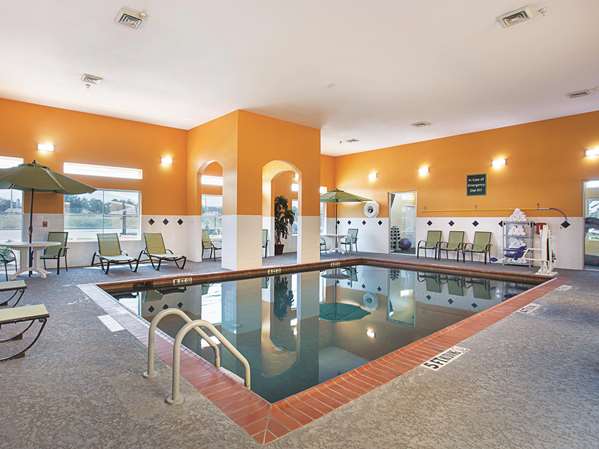 Pool - La Quinta Inn & Suites Channelview Houston