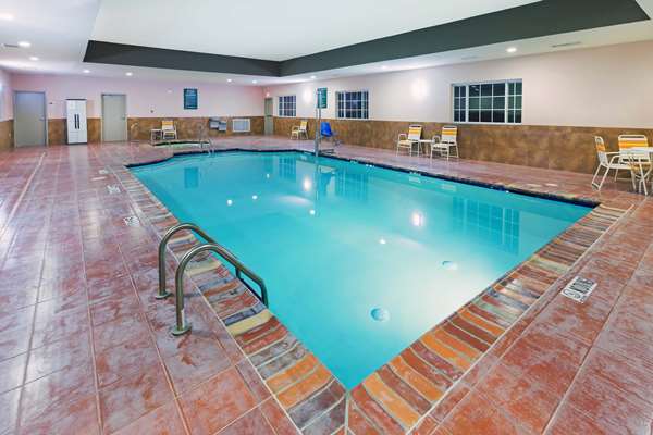Pool - La Quinta Inn & Suites Floresville