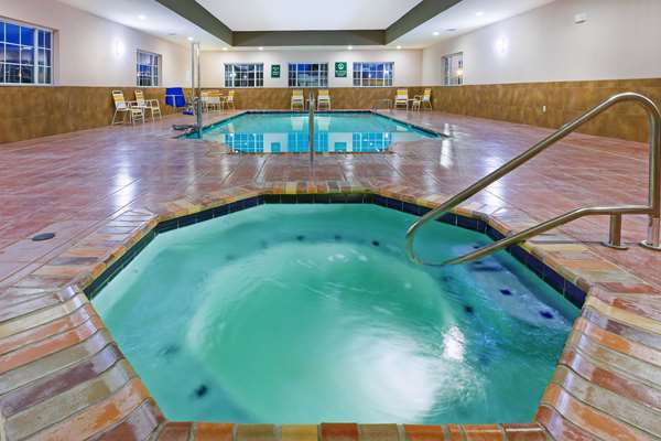Pool - La Quinta Inn & Suites Floresville