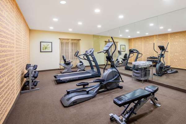 Fitness/ Exercise Room - La Quinta Inn & Suites Floresville