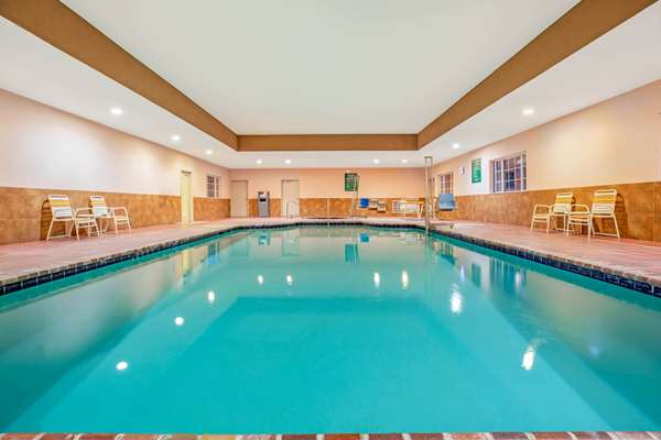 Pool - La Quinta Inn & Suites Floresville