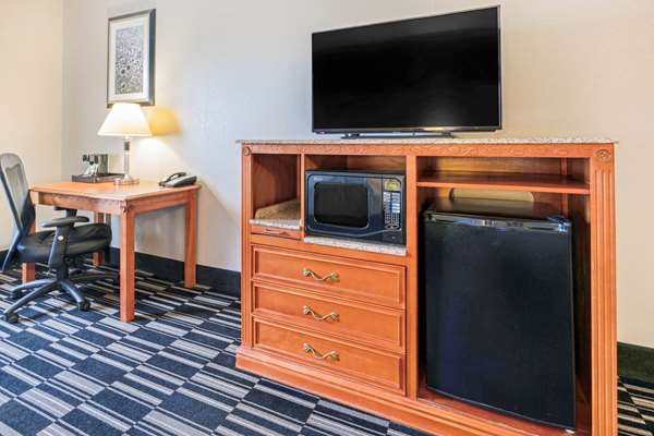  - La Quinta Inn & Suites Ada