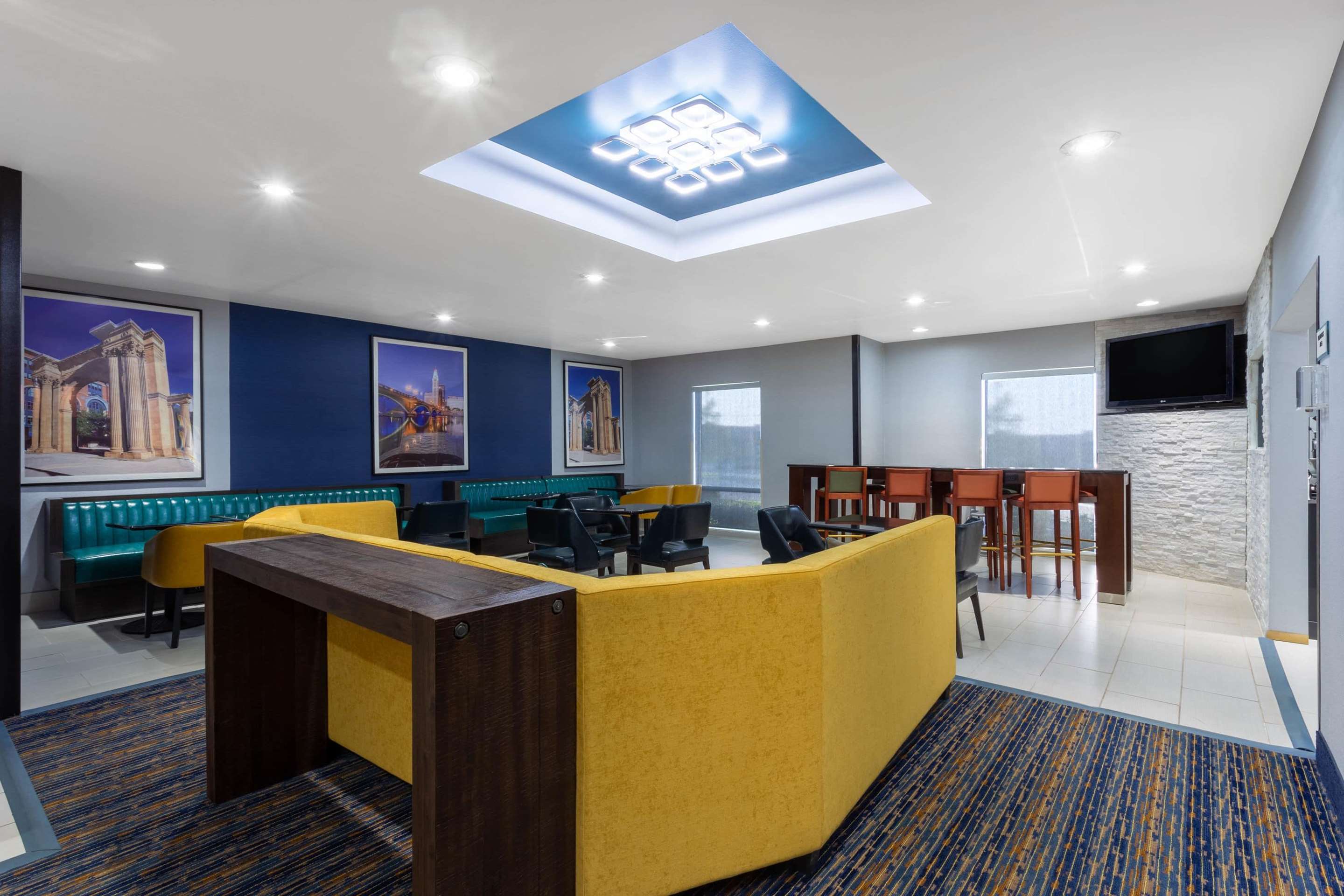 Lobby | La Quinta Inn & Suites by Wyndham Columbus West - Hilliard