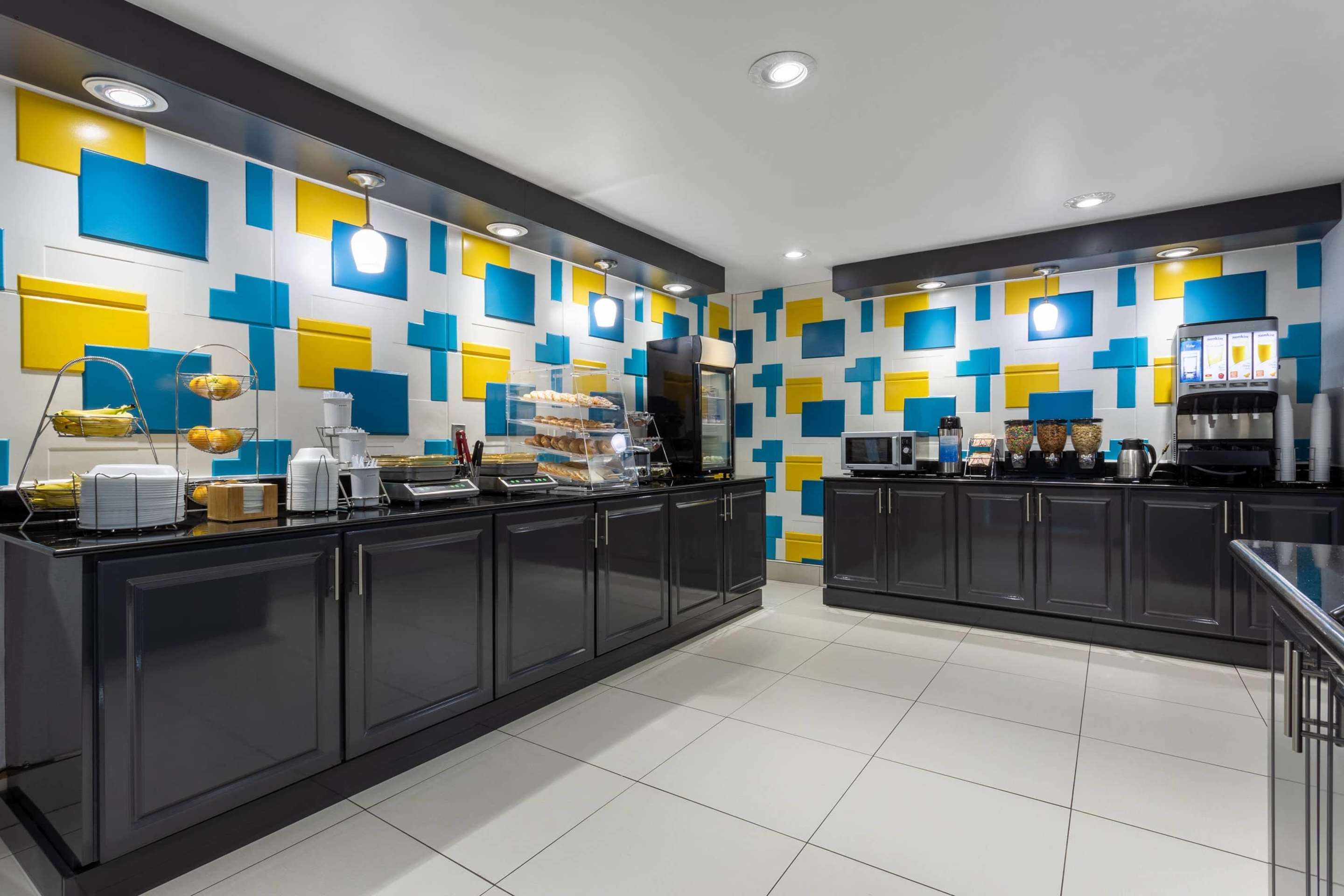 Property amenity | La Quinta Inn & Suites by Wyndham Columbus West - Hilliard