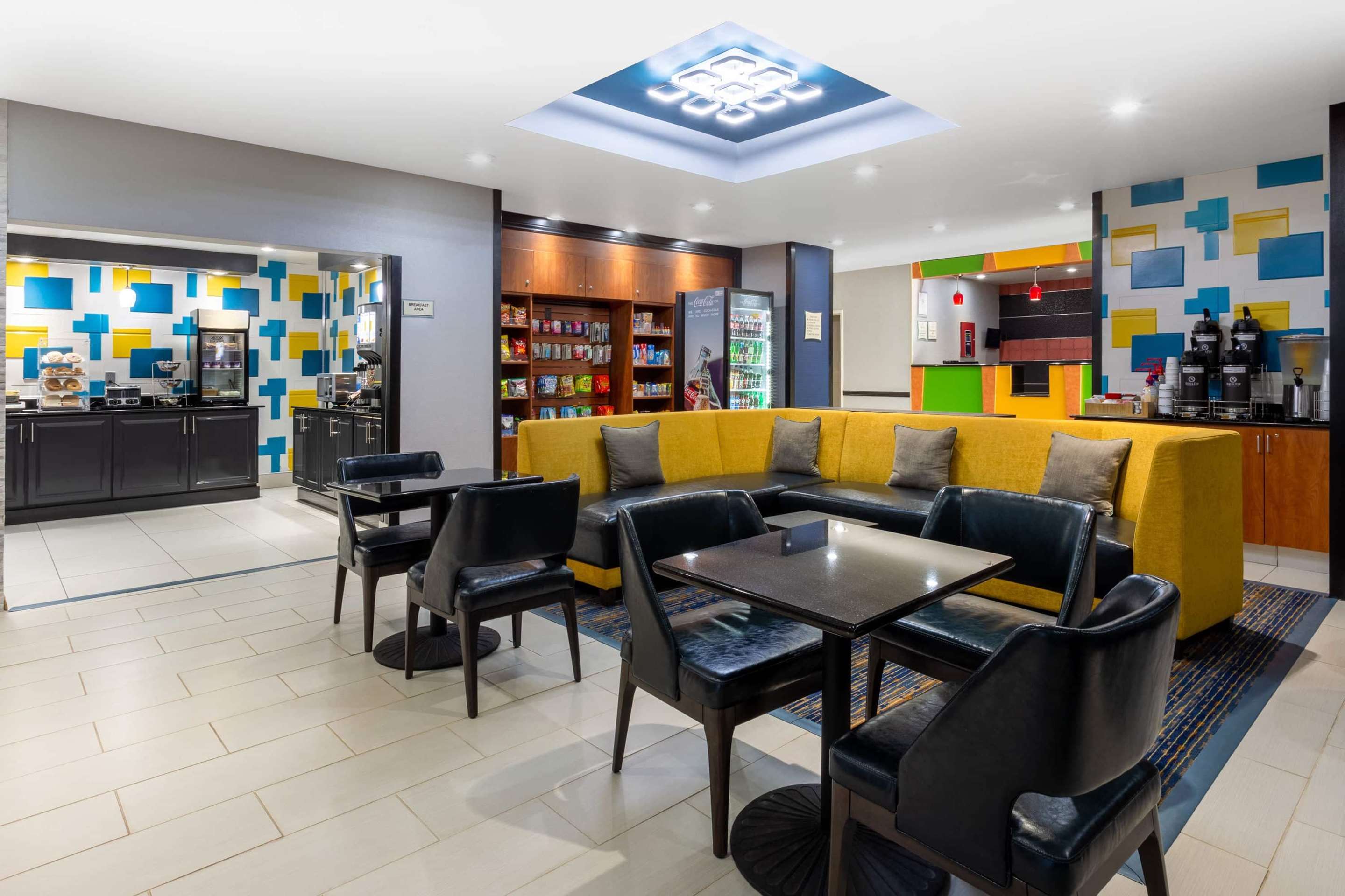 Lobby | La Quinta Inn & Suites by Wyndham Columbus West - Hilliard