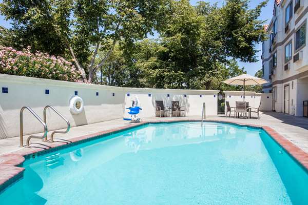 Pool - La Quinta Inn & Suites Davis - I-80, Exit 72