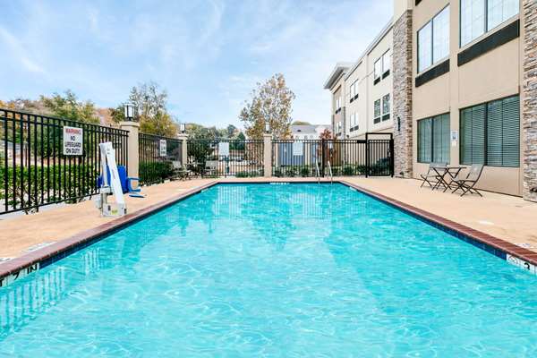 Pool - La Quinta Inn & Suites University Area Tyler