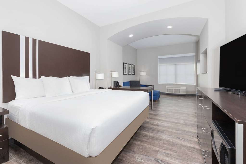 LA QUINTA INN STE TYLER-UNIV AREA-guestroom-Guest Room,On-Site.jpg