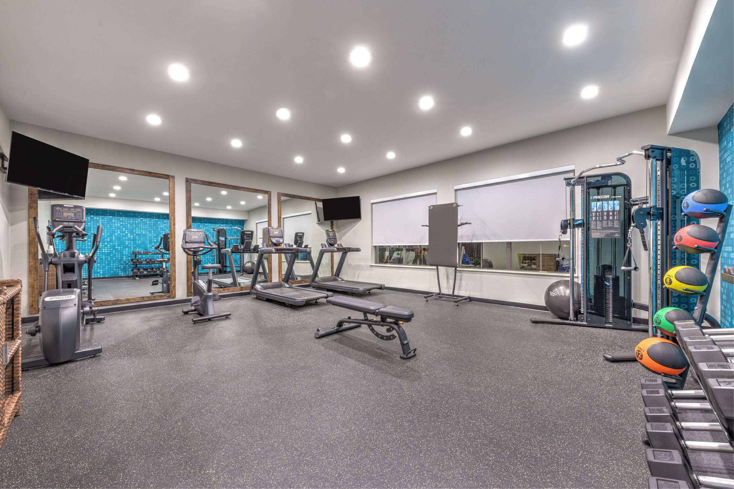 Health club fitness center gym | La Quinta Inn & Suites by Wyndham Tyler - University Area