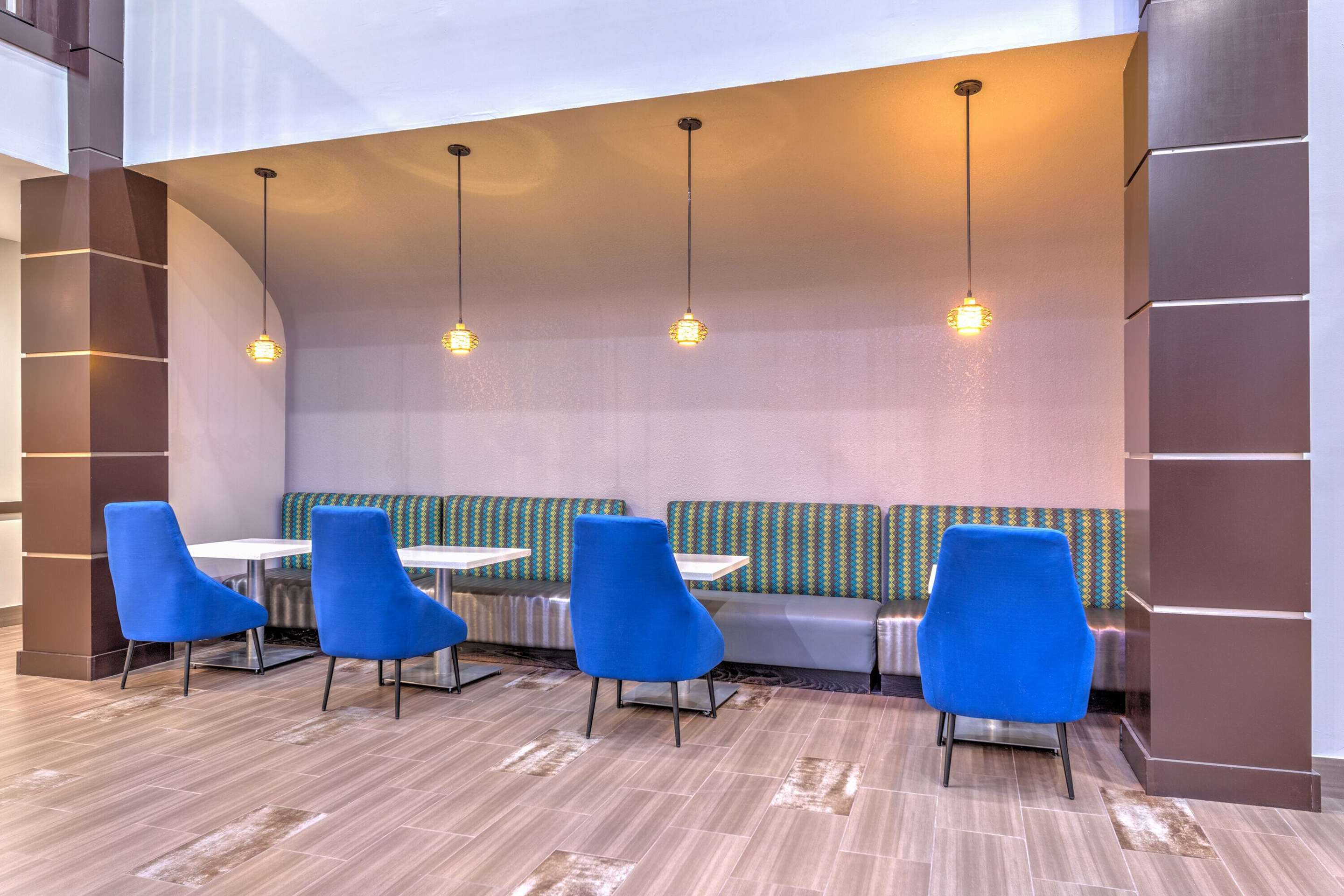 Lobby | La Quinta Inn & Suites by Wyndham Tyler - University Area