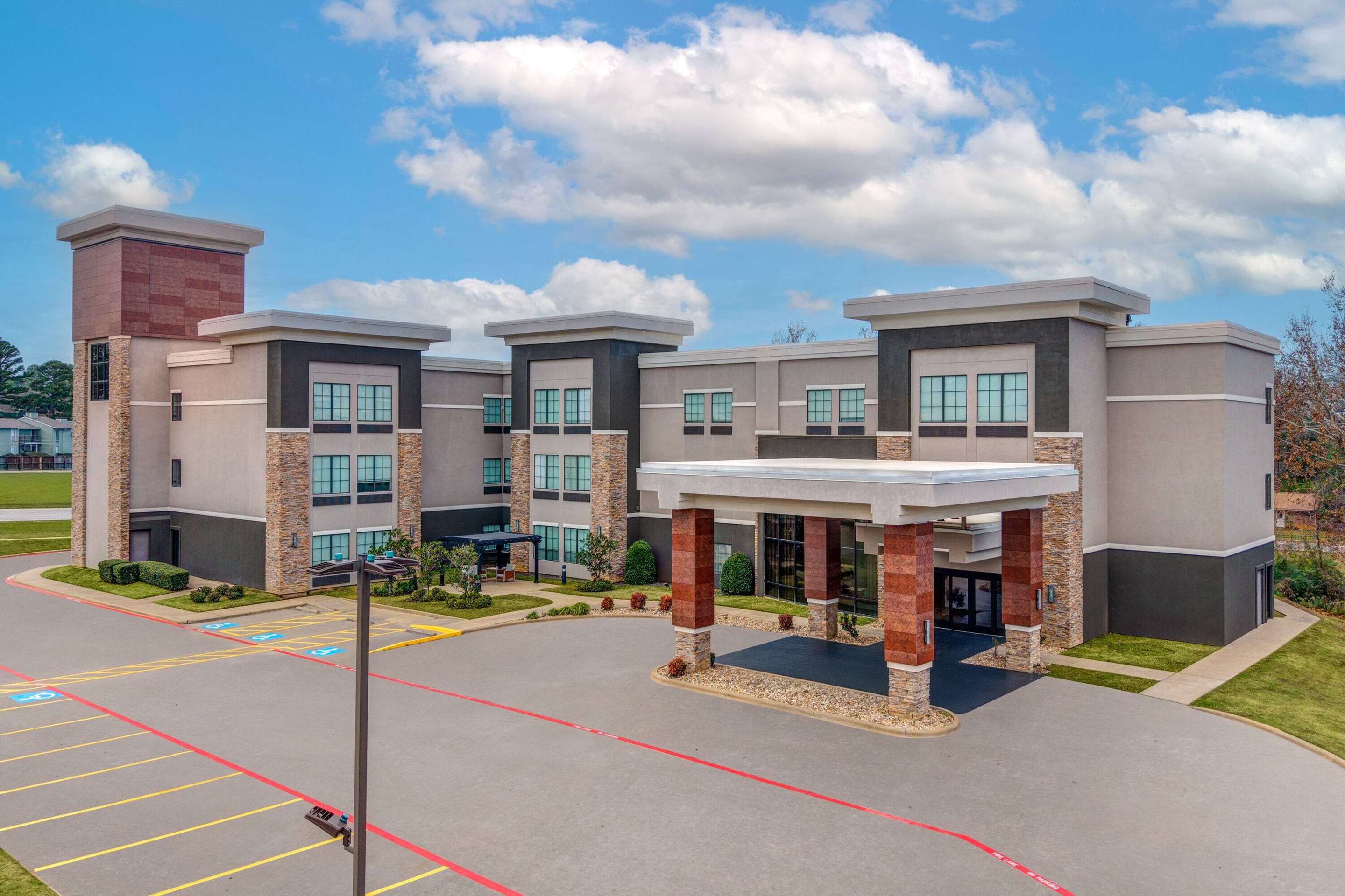 Exterior | La Quinta Inn & Suites by Wyndham Tyler - University Area