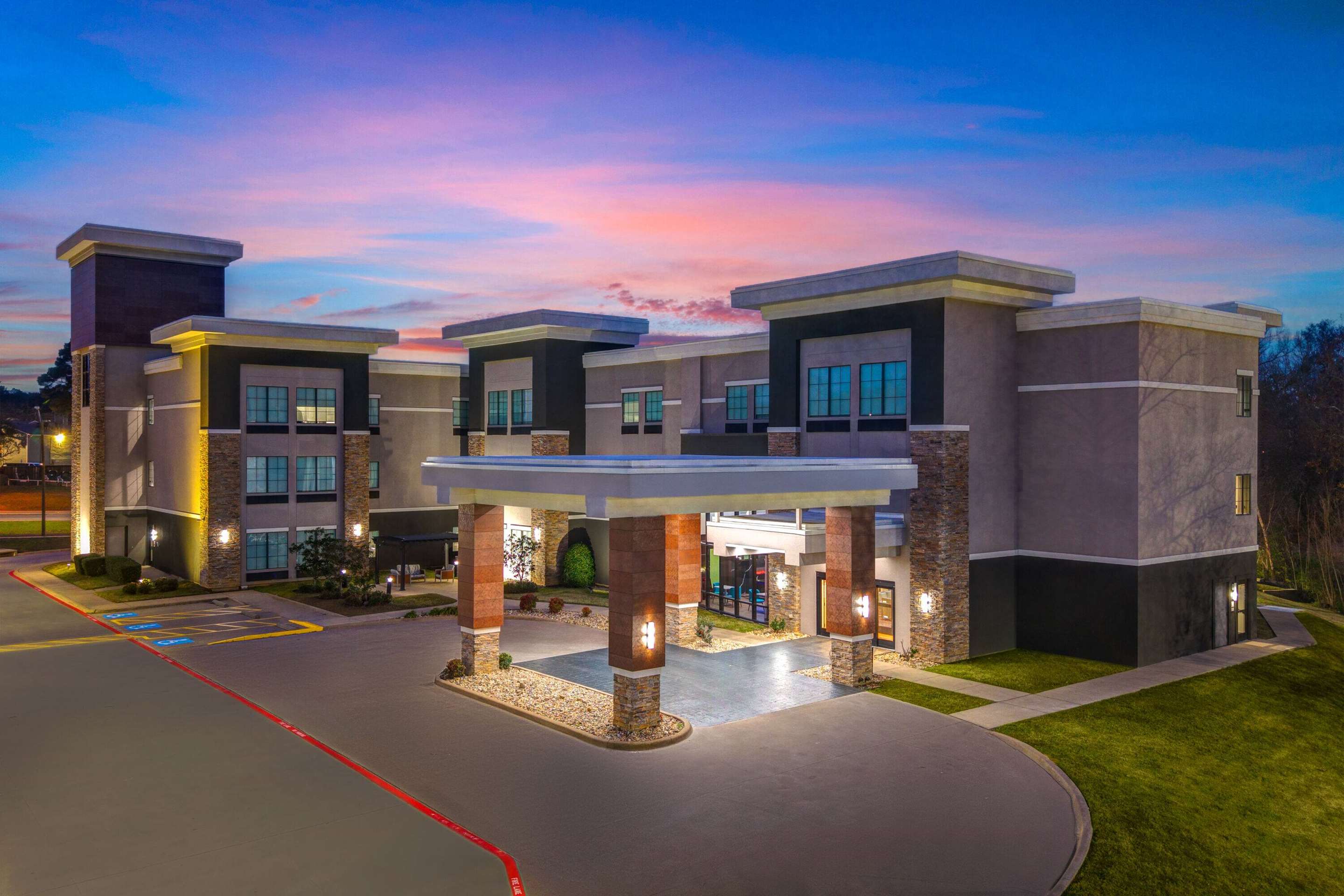 Exterior | La Quinta Inn & Suites by Wyndham Tyler - University Area