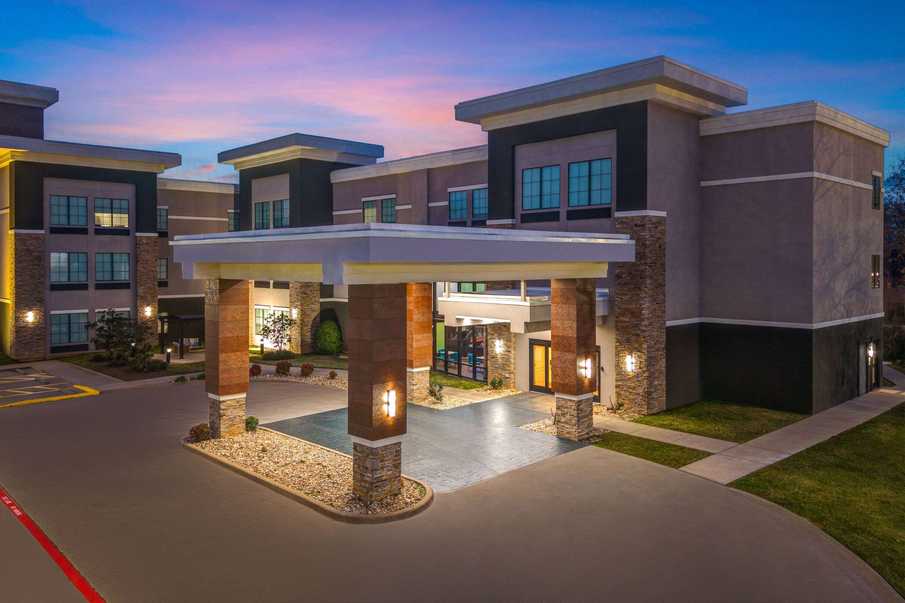 Exterior | La Quinta Inn & Suites by Wyndham Tyler - University Area