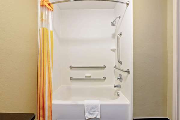  - La Quinta Inn & Suites Leesville