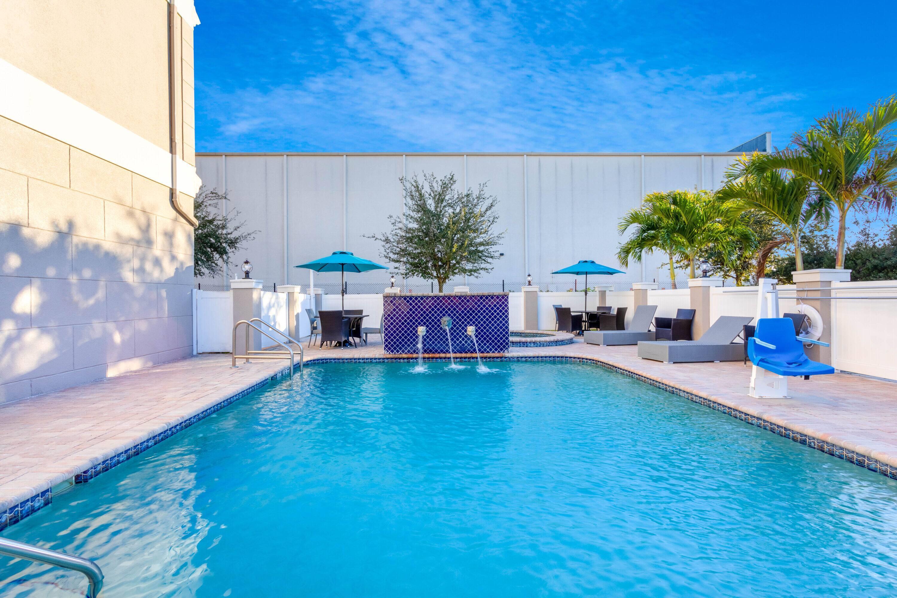Pool | La Quinta Inn & Suites by Wyndham Tampa Central