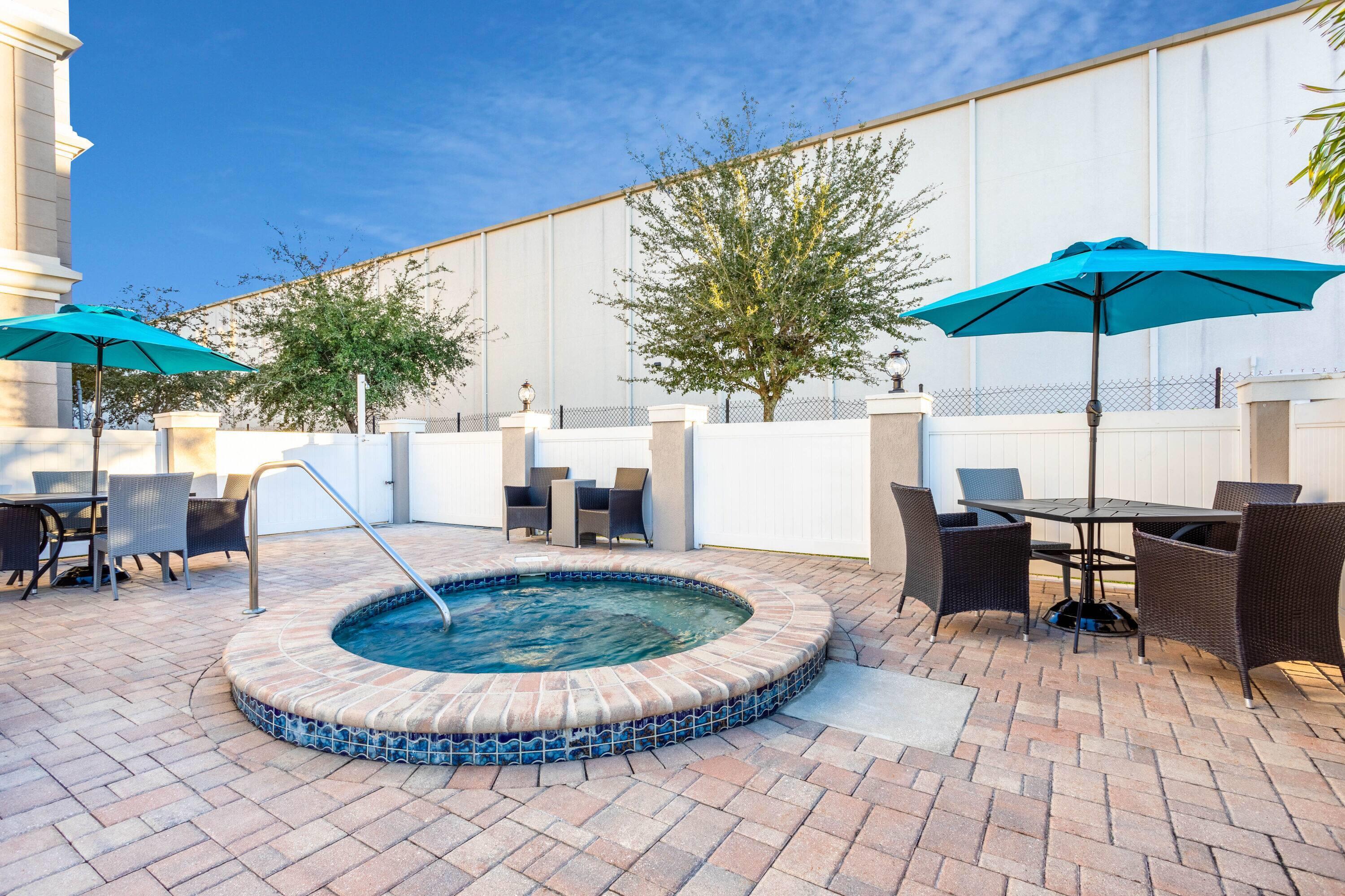 Pool | La Quinta Inn & Suites by Wyndham Tampa Central
