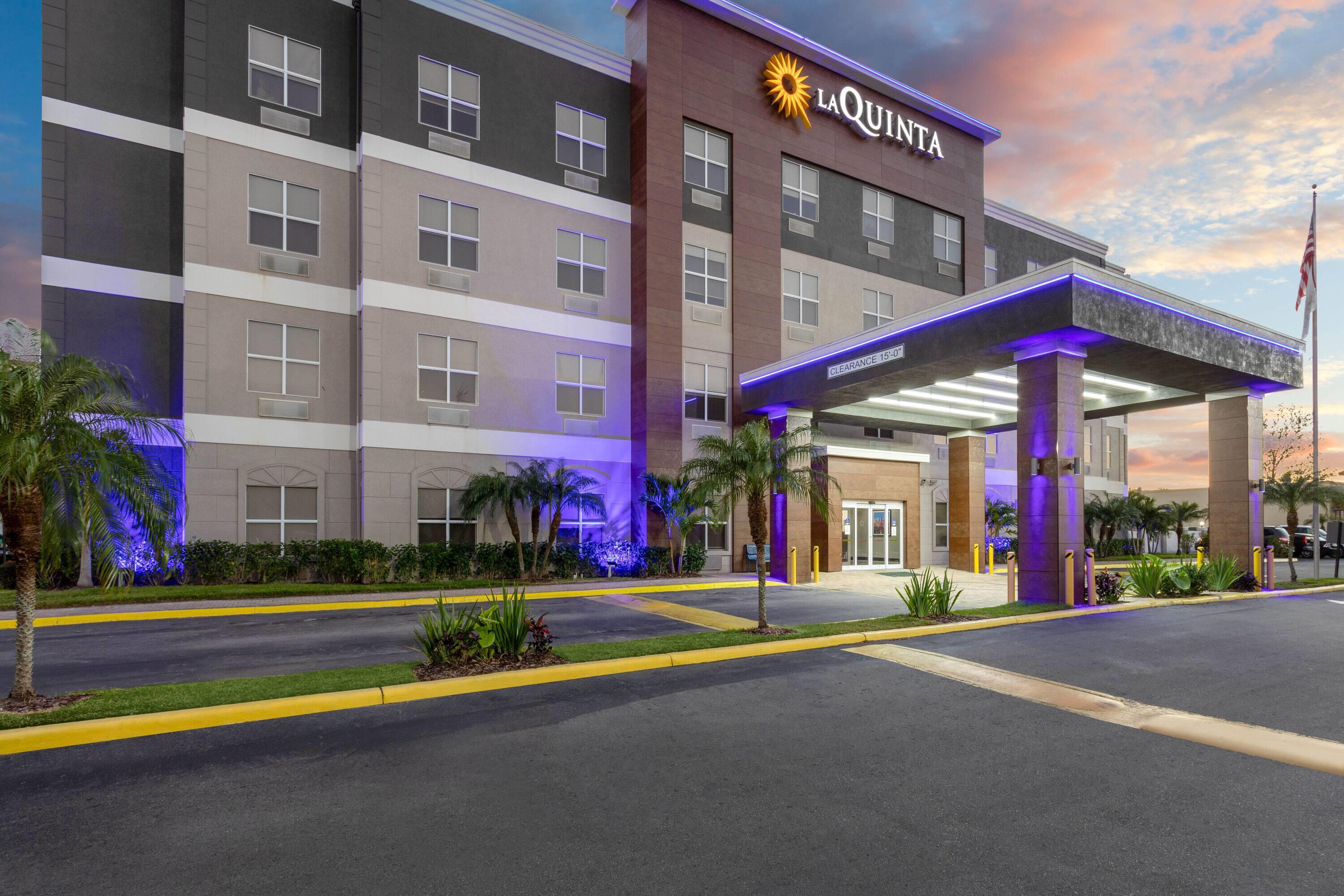 Exterior | La Quinta Inn & Suites by Wyndham Tampa Central