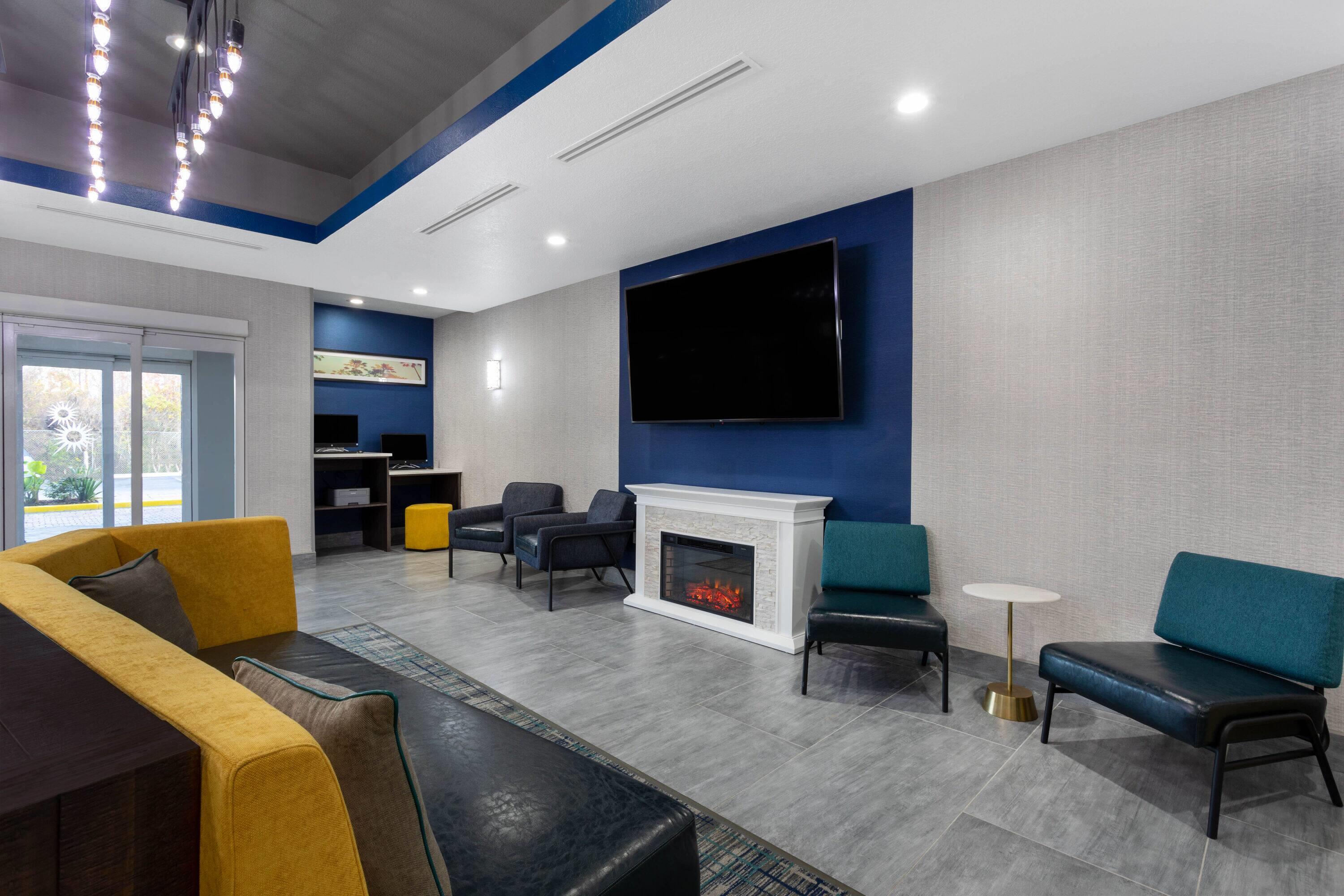 Lobby | La Quinta Inn & Suites by Wyndham Tampa Central