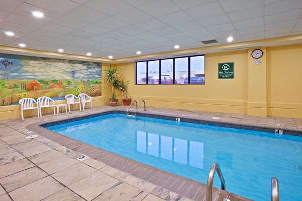 Pool - La Quinta Inn & Suites Salina - I-70, Exit 252