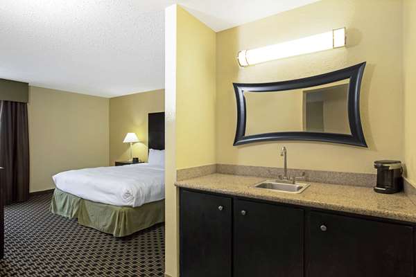 Suite - La Quinta Inn & Suites Salina - I-70, Exit 252