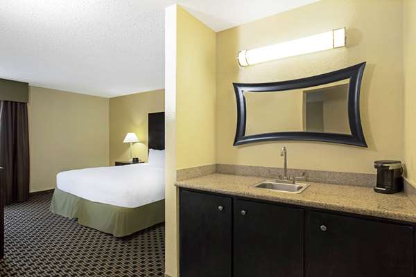 Suite - La Quinta Inn & Suites Salina - I-70, Exit 252