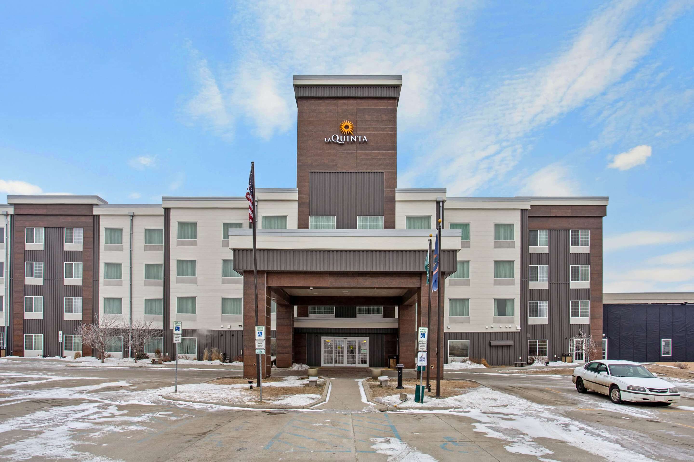 Exterior | La Quinta Inn & Suites by Wyndham Bismarck