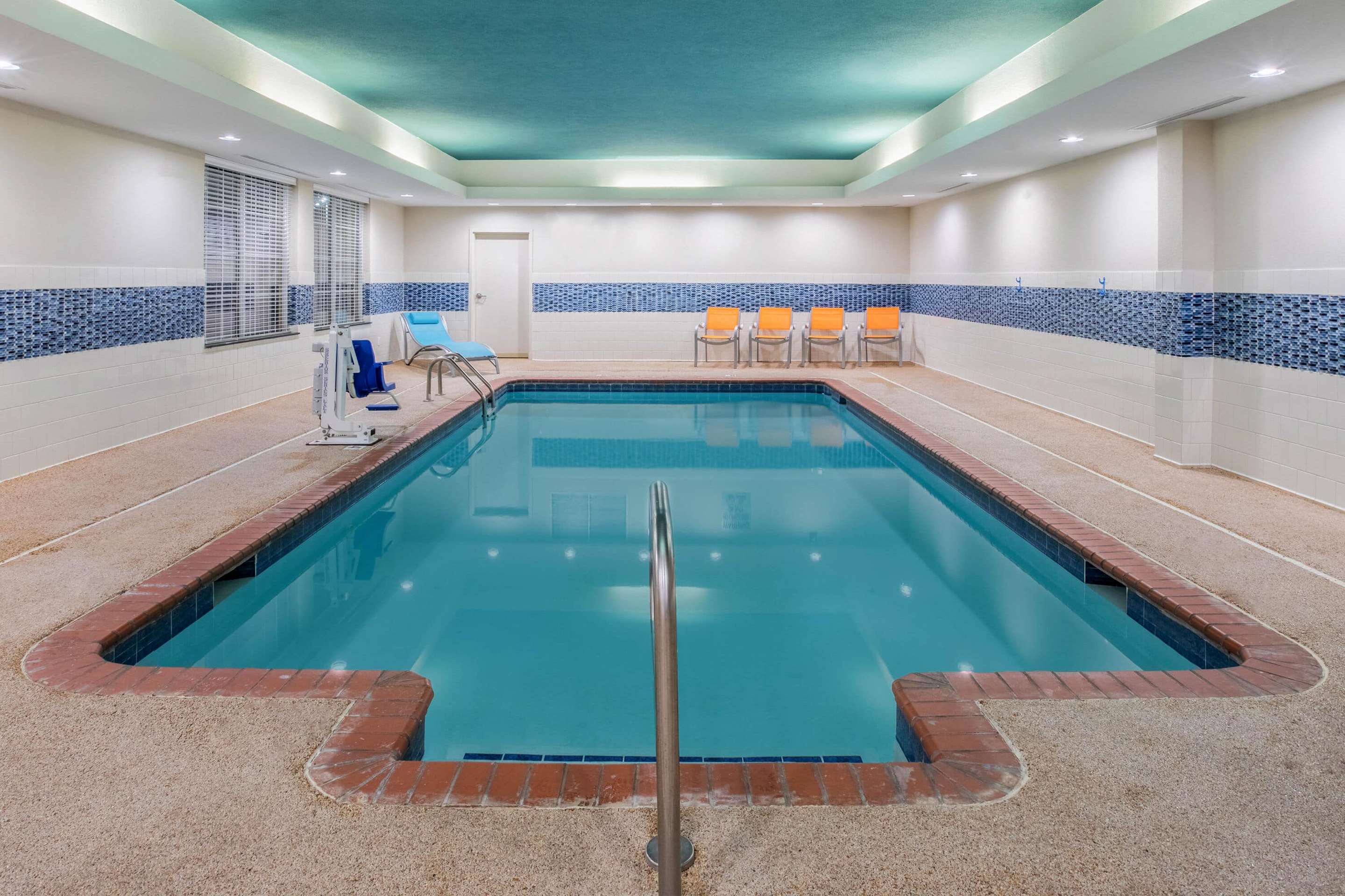 Pool | La Quinta Inn & Suites by Wyndham Little Rock - West