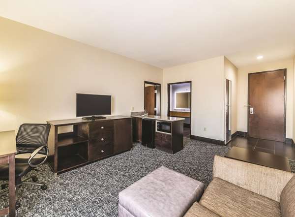Suite - La Quinta Inn & Suites Catoosa - I-44, Exit 240