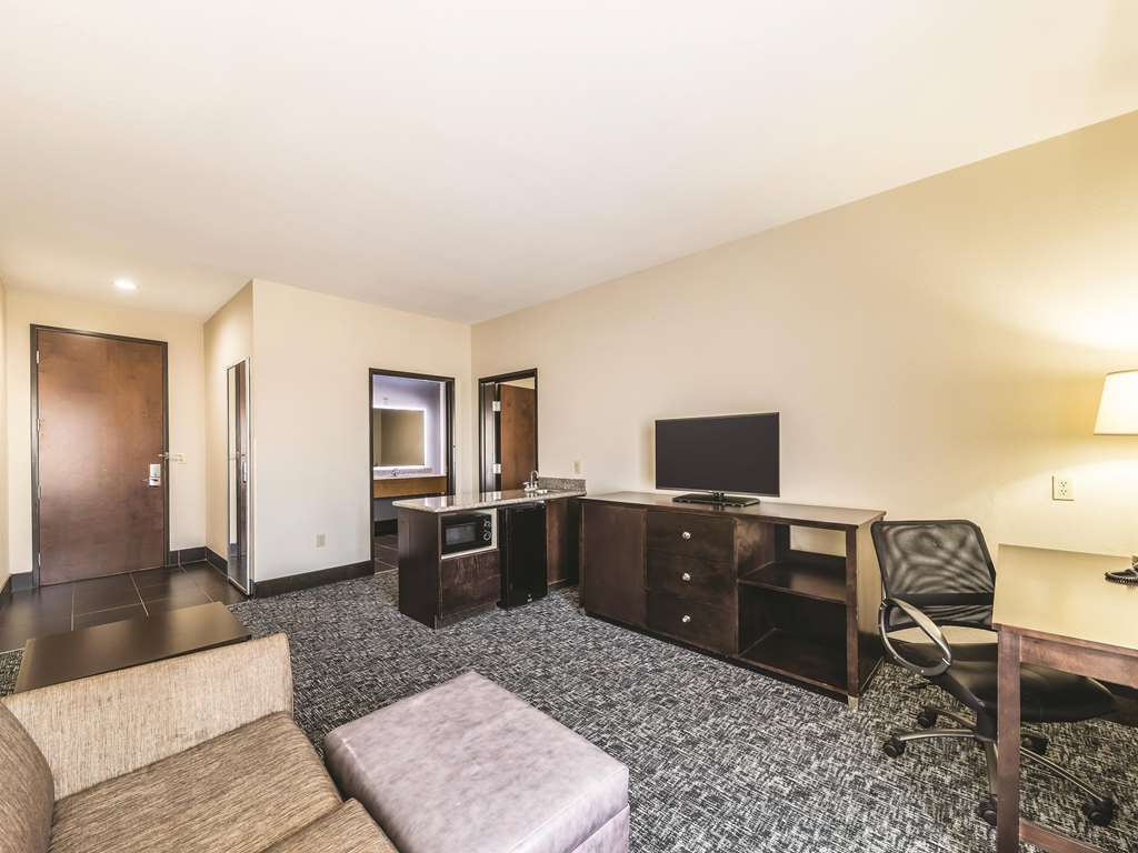 LA QUINTA INN STE TULSA CATOOSA-guestroom-Guest Room,Suite,On-Site.jpg