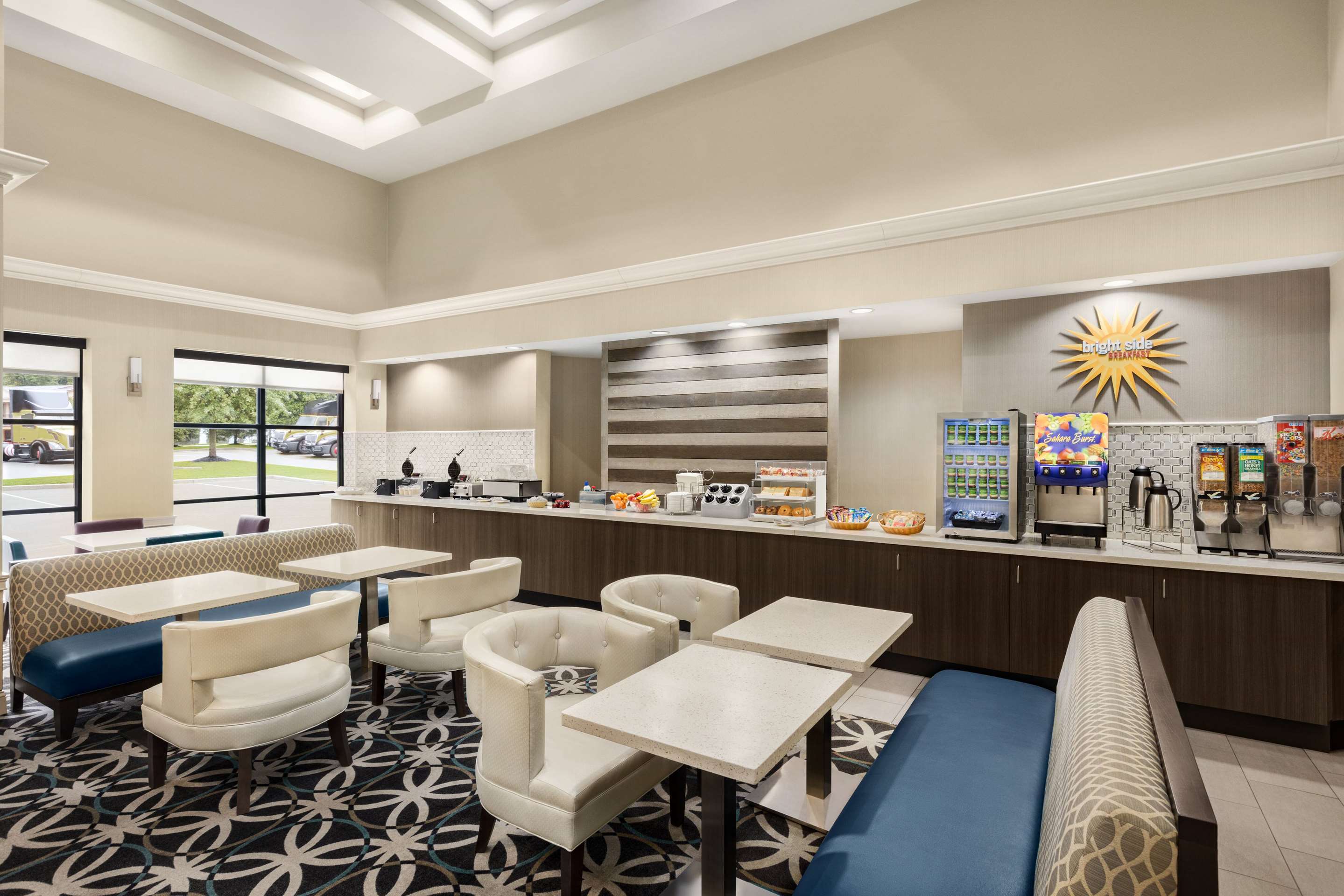 Breakfast Area | La Quinta Inn & Suites by Wyndham Newark - Elkton