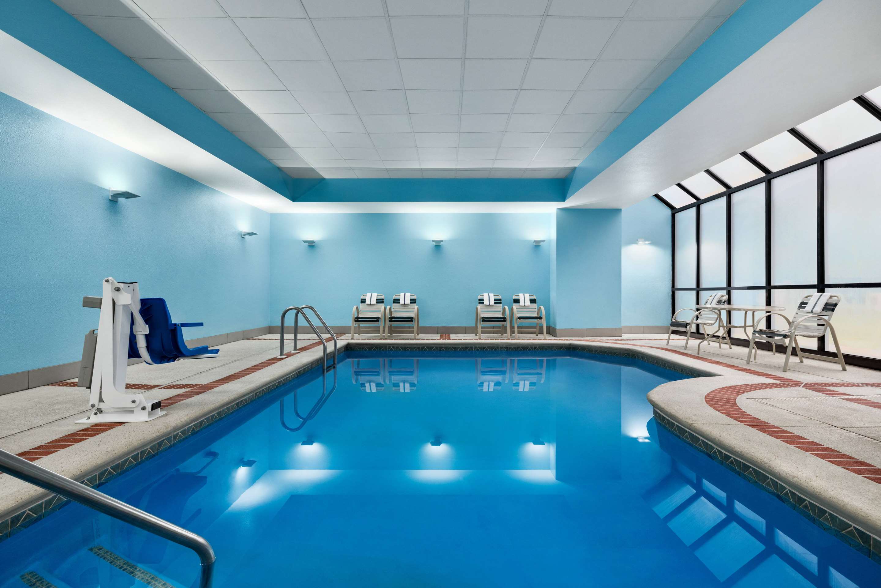 Pool | La Quinta Inn & Suites by Wyndham Newark - Elkton