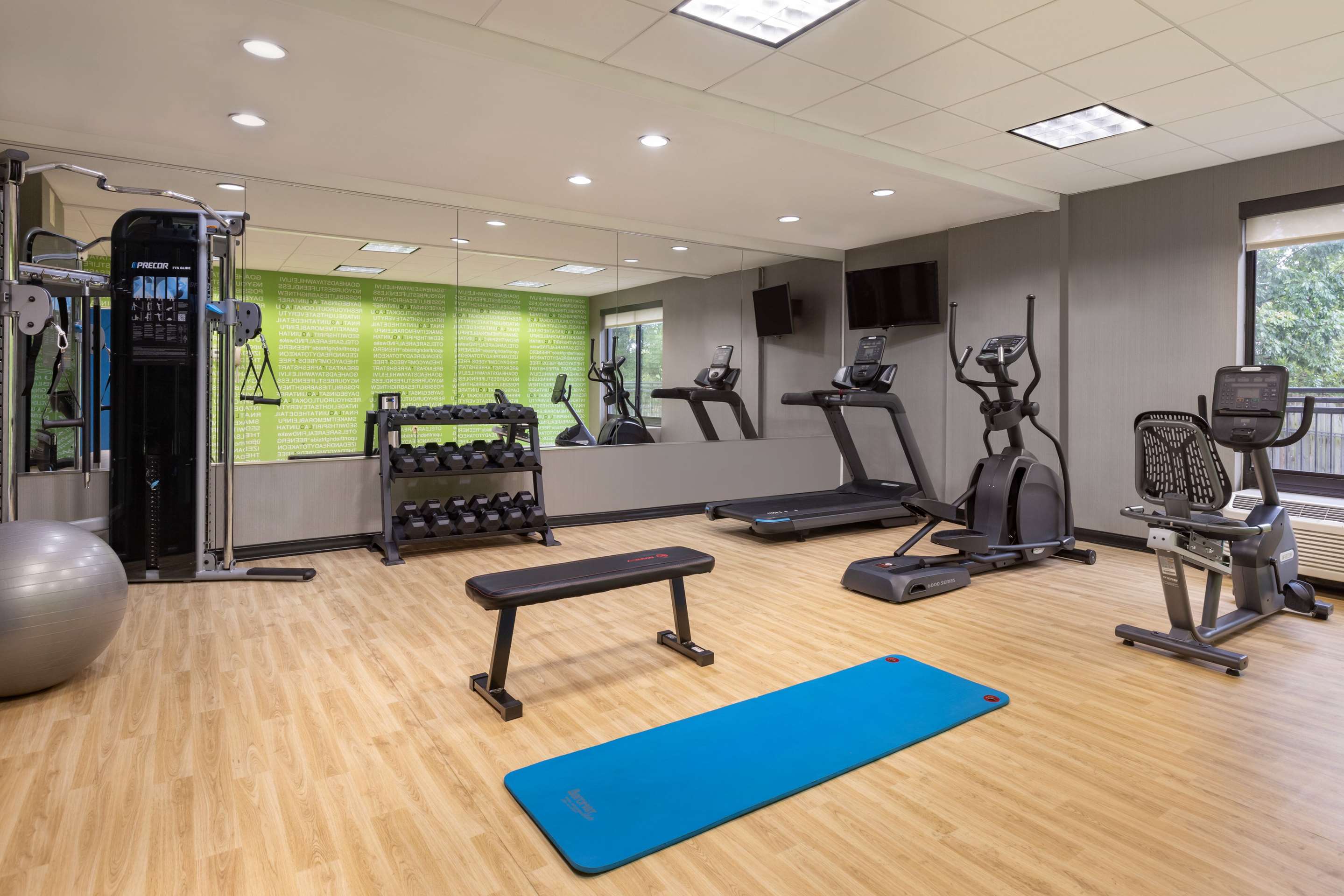 Health club fitness center gym | La Quinta Inn & Suites by Wyndham Newark - Elkton