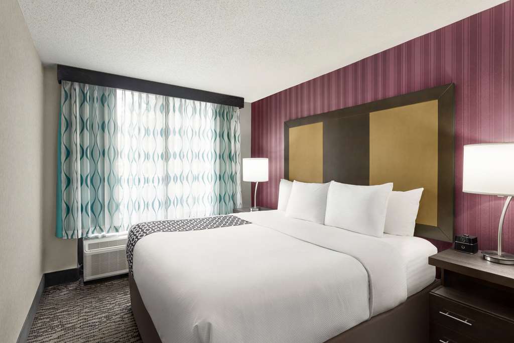 LA QUINTA INN STE NEWARK ELKTON-guestroom-Guest Room,On-Site.jpg
