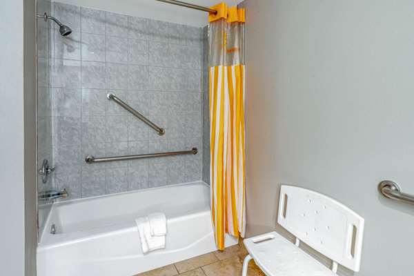  - La Quinta Inn & Suites Walnut Hill Dallas - I-35, Exit 438