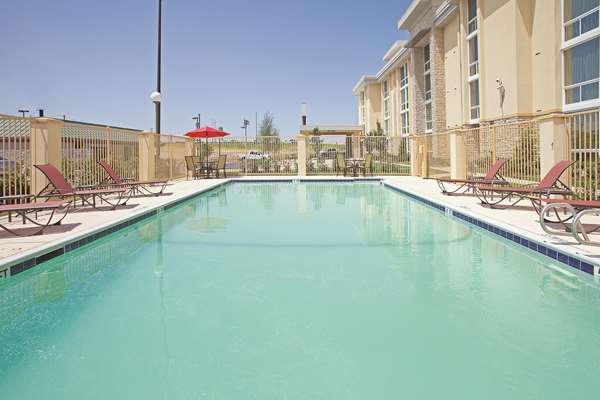 Pool - La Quinta Inn & Suites Walnut Hill Dallas - I-35, Exit 438
