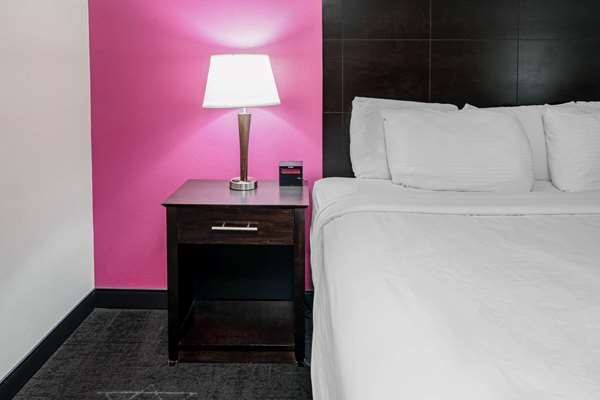  - La Quinta Inn & Suites Walnut Hill Dallas - I-35, Exit 438
