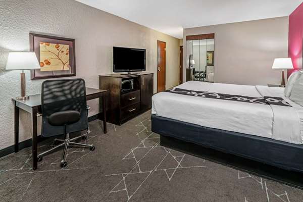  - La Quinta Inn & Suites Walnut Hill Dallas - I-35, Exit 438