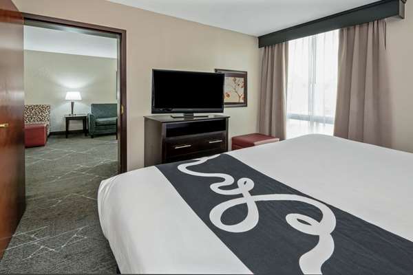 Suite - La Quinta Inn & Suites Walnut Hill Dallas - I-35, Exit 438